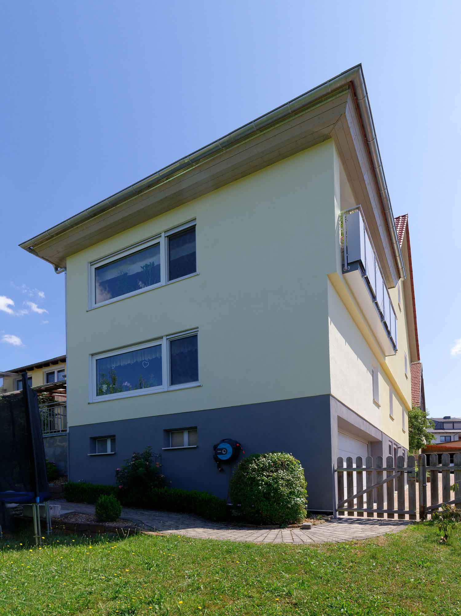 gelbes Mehrfamilienhaus