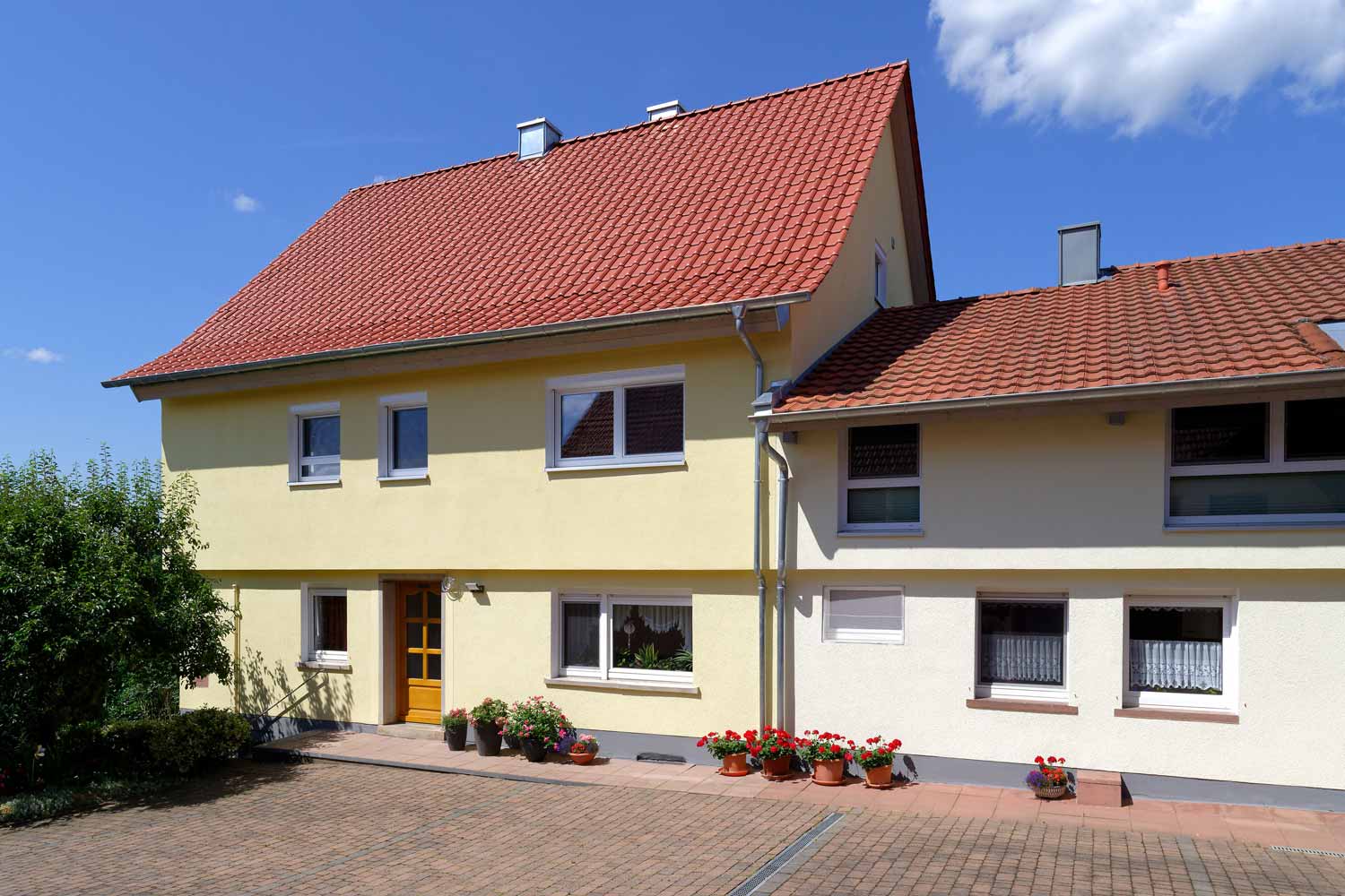 gelbes Mehrfamilienhaus